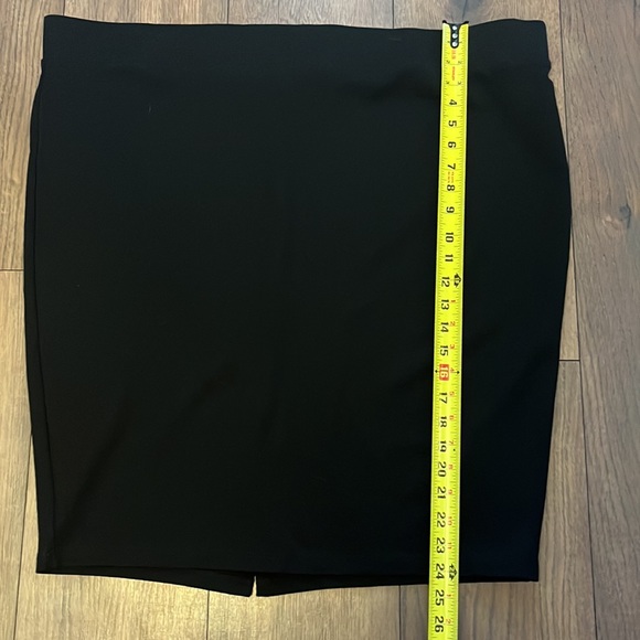 Torrid black pencil skirt size 4 - Picture 2 of 4